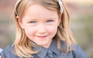 photographer-in-grand-junction-shows-child-photo
