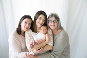 newborn photographer shows photo bith baby and family