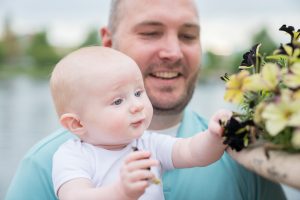 baby photographer shows baby with flowers